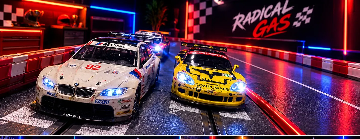 Dos coches de Scalextric Digital compitiendo en el circuito, con el rótulo de Radical Gas al fondo